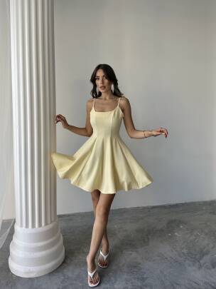 TENRA KARE YAKA BEL OTURTMALI ATLAS KUMAŞ SARI MİNİ ELBİSE  - MAXMOOR