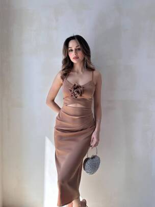 SASEL MİDİ PENCERE DETAYLI SATEN KAHVERENGİ ELBİSE - MAXMOOR